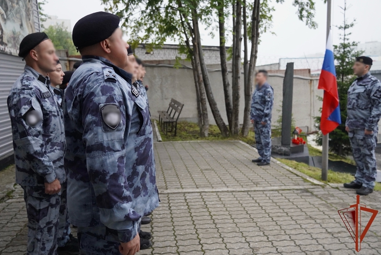 В День Государственного флага в подразделении ОМОН «Медведь» состоялось торжественное открытие мемориала сотрудникам, погибшим при исполнении служебных обязанностей