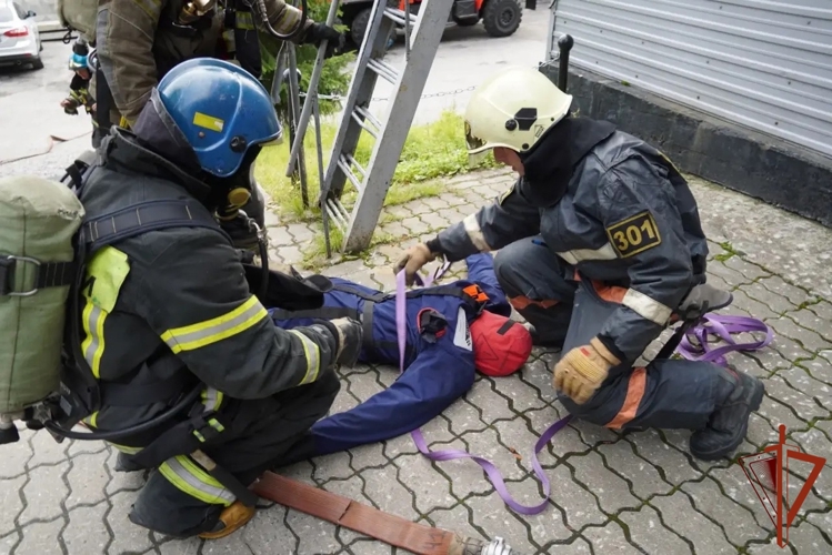 В Мурманске прошло пожарно-тактическое занятие личного состава ОМОН «Медведь» Росгвардии совместно с МЧС России