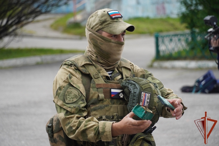 Кинологи морского отряда северо-западного округа Росгвардии познакомили ребят из детского оздоровительного лагеря со своими четвероногими товарищами