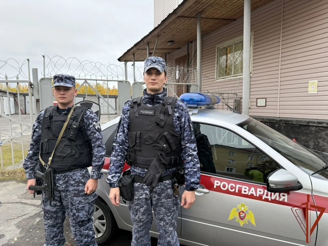 Экипаж Росгвардии в Мончегорске вынес из пожара потерявшего сознание мужчину и спас четырех человек