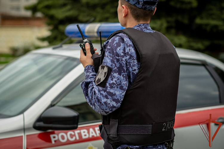 В Мурманске росгвардейцы задержали мужчину, пытавшегося вынести из гипермаркета товаров на 9 тысяч рублей