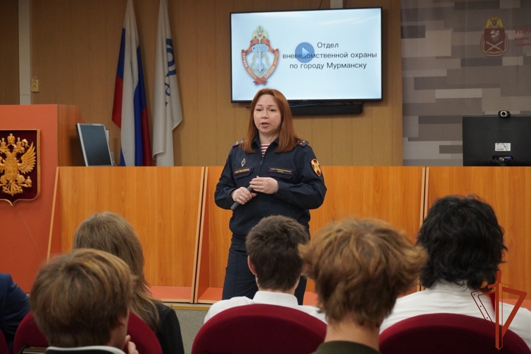 Сотрудники Управлении вневедомственной охраны по городу Мурманску пригласили на «День открытых дверей» мурманских старшеклассников