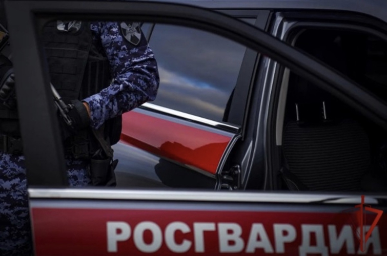 В Мурманске росгвардейцы задержали мужчину, пытавшегося вынести из гипермаркета товаров на более 2 тысяч рублей