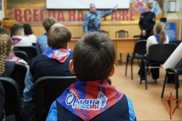 В преддверии Дня отца сотрудники ОМОН «Медведь» Росгвардии провели урок мужества для заполярных школьников